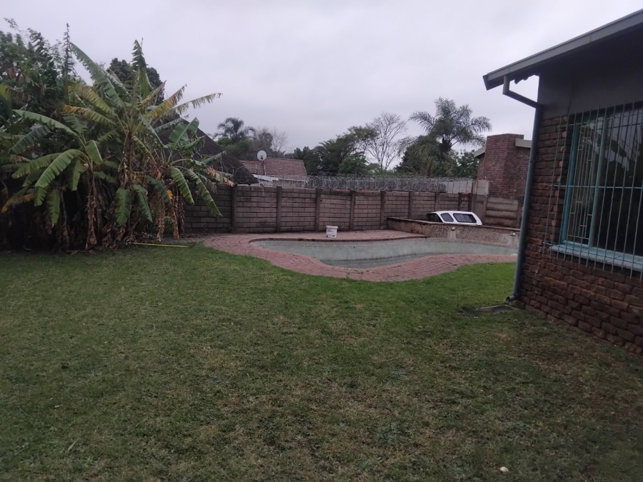 4 Bedroom Property for Sale in Rooihuiskraal Gauteng