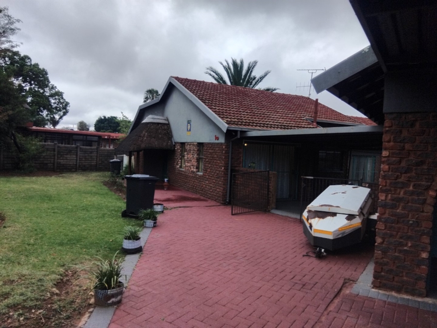 4 Bedroom Property for Sale in Rooihuiskraal Gauteng
