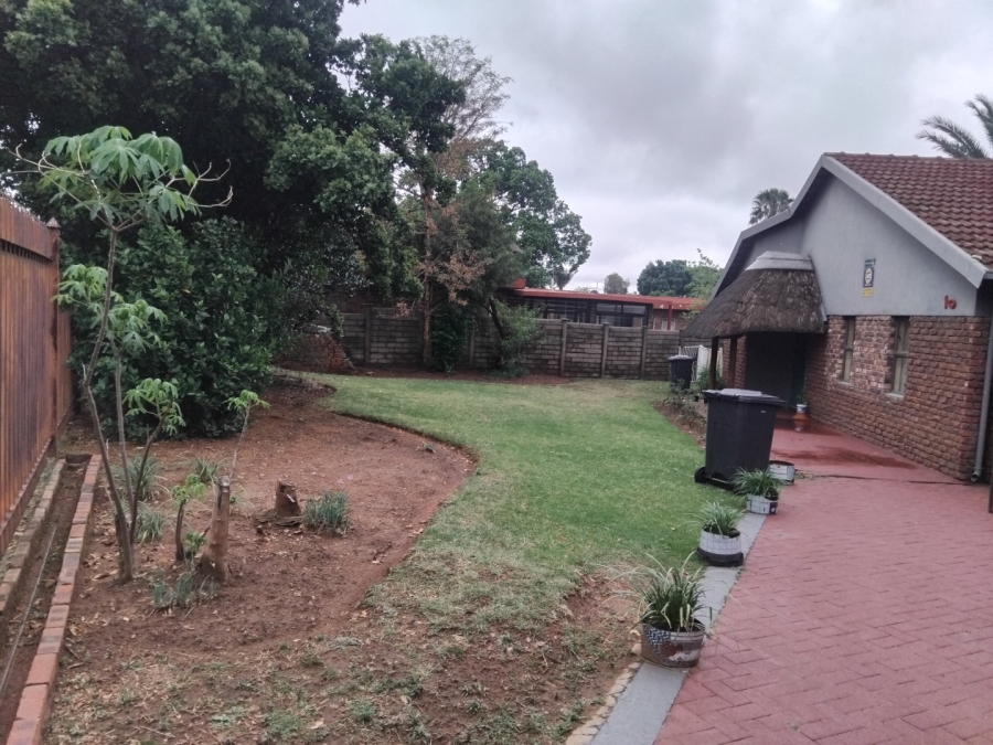 4 Bedroom Property for Sale in Rooihuiskraal Gauteng