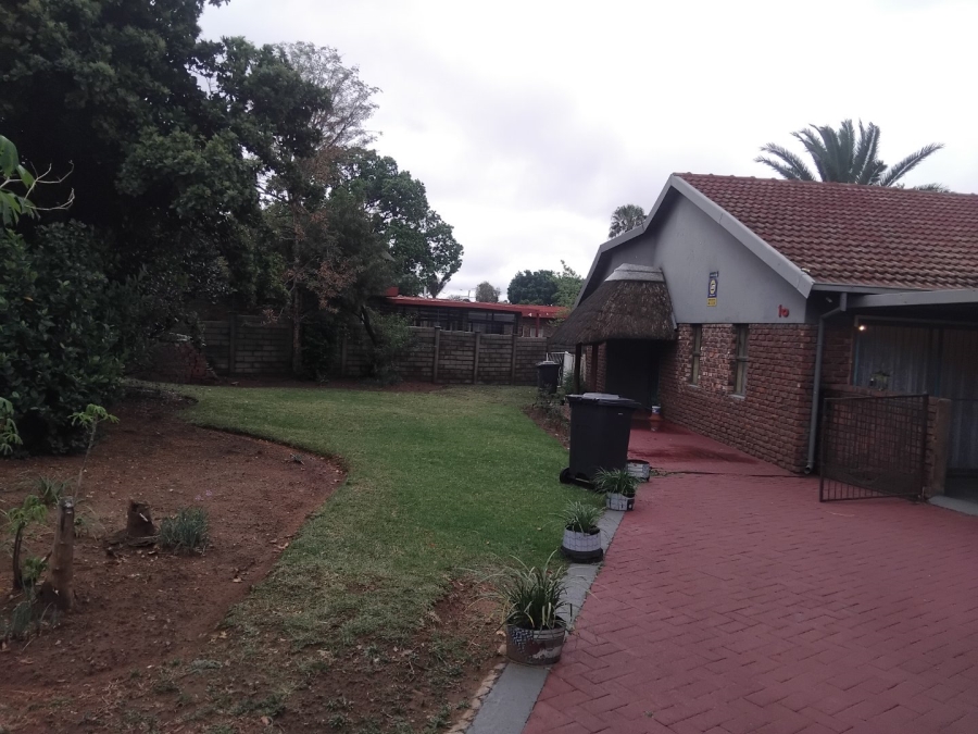 4 Bedroom Property for Sale in Rooihuiskraal Gauteng