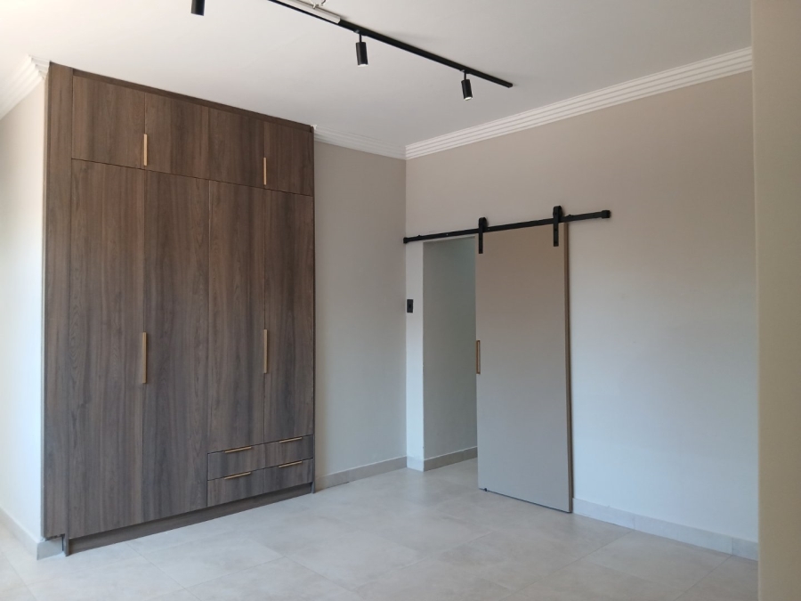 To Let 2 Bedroom Property for Rent in Houghton Estate Gauteng