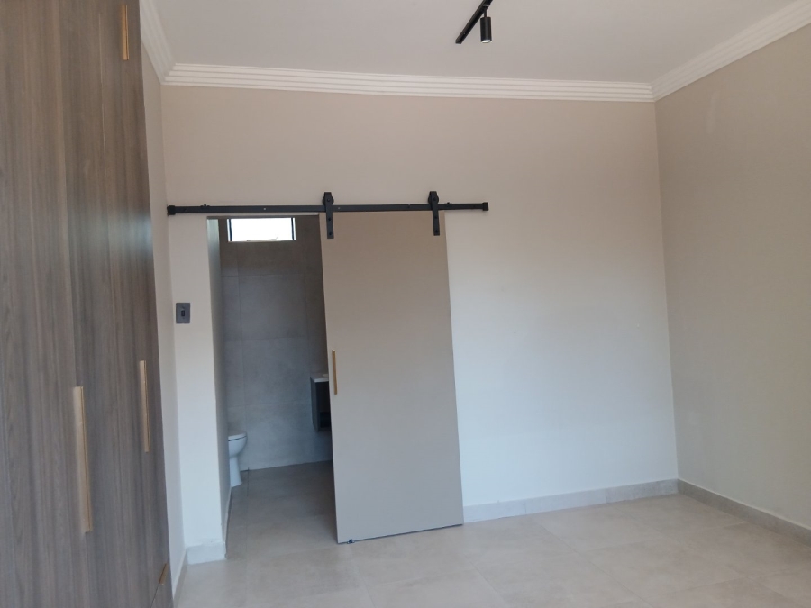 To Let 2 Bedroom Property for Rent in Houghton Estate Gauteng