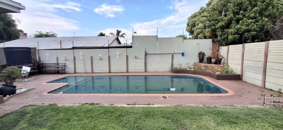 5 Bedroom Property for Sale in Pretoria Gardens Gauteng