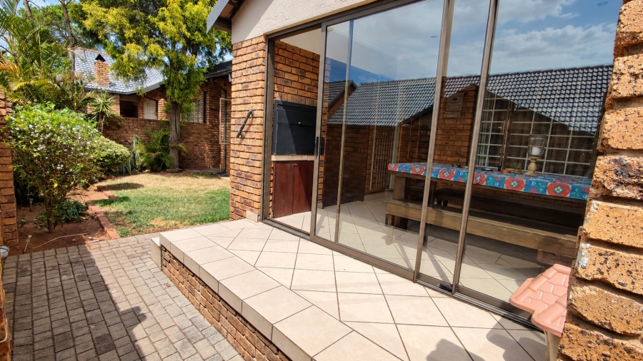 2 Bedroom Property for Sale in Rooihuiskraal North Gauteng