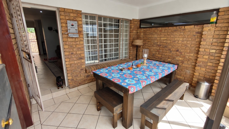 2 Bedroom Property for Sale in Rooihuiskraal North Gauteng