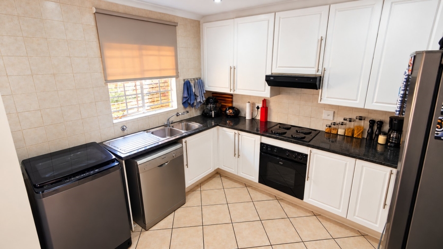 2 Bedroom Property for Sale in Rooihuiskraal North Gauteng