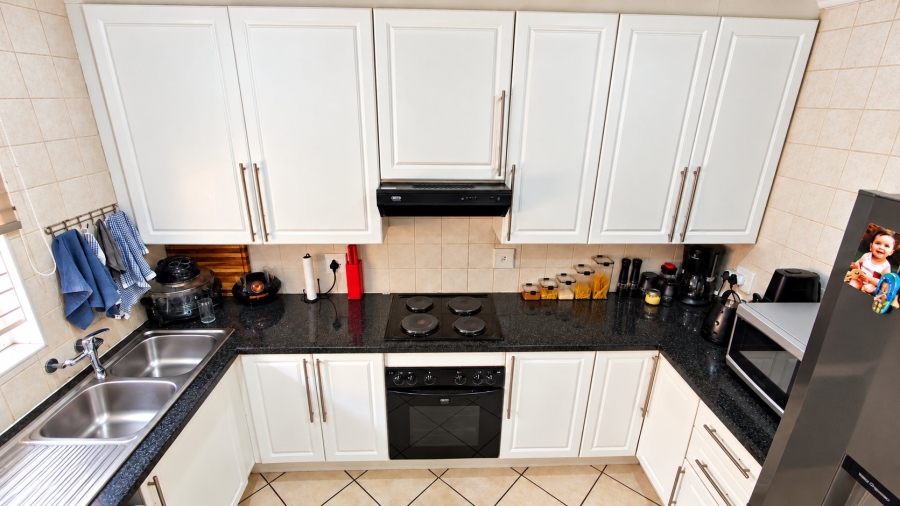 2 Bedroom Property for Sale in Rooihuiskraal North Gauteng