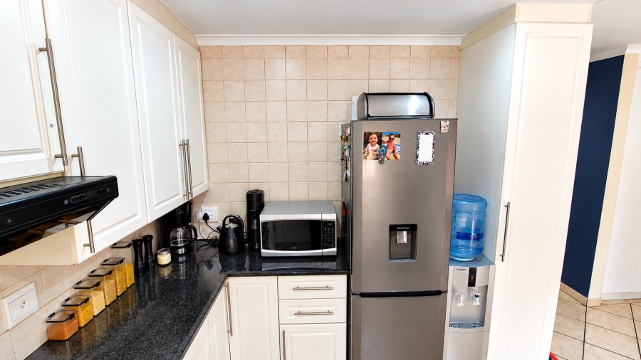 2 Bedroom Property for Sale in Rooihuiskraal North Gauteng