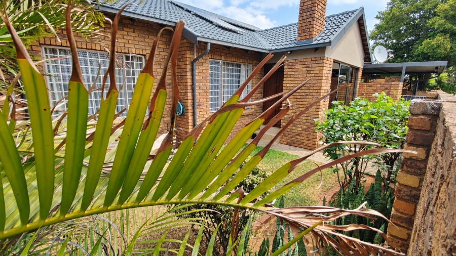 2 Bedroom Property for Sale in Rooihuiskraal North Gauteng