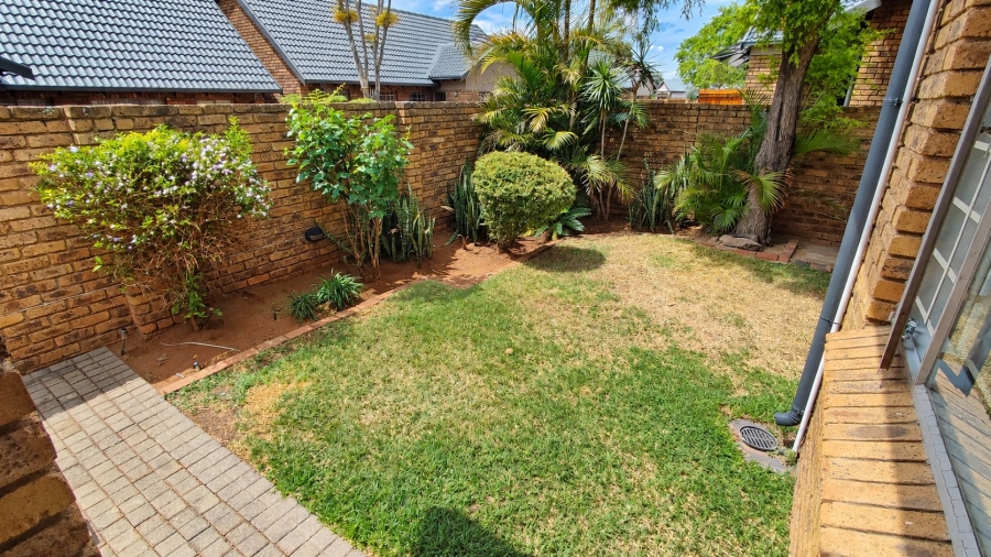 2 Bedroom Property for Sale in Rooihuiskraal North Gauteng