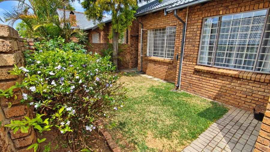 2 Bedroom Property for Sale in Rooihuiskraal North Gauteng