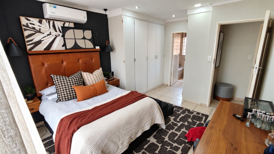 2 Bedroom Property for Sale in Rooihuiskraal North Gauteng
