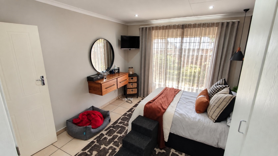2 Bedroom Property for Sale in Rooihuiskraal North Gauteng