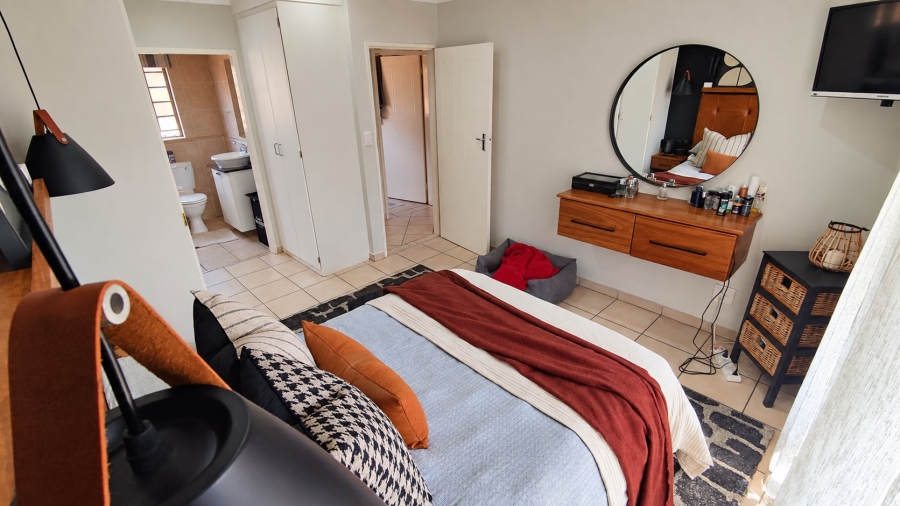2 Bedroom Property for Sale in Rooihuiskraal North Gauteng
