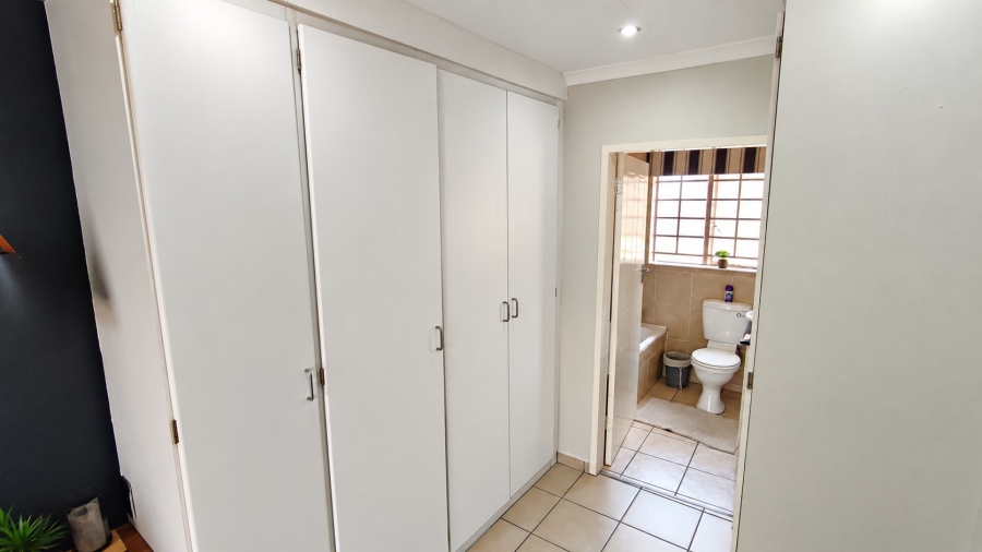 2 Bedroom Property for Sale in Rooihuiskraal North Gauteng