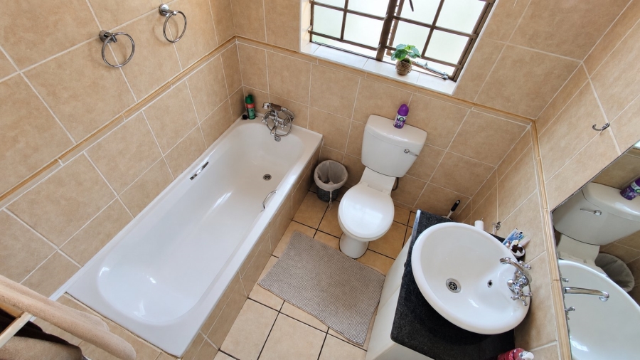 2 Bedroom Property for Sale in Rooihuiskraal North Gauteng
