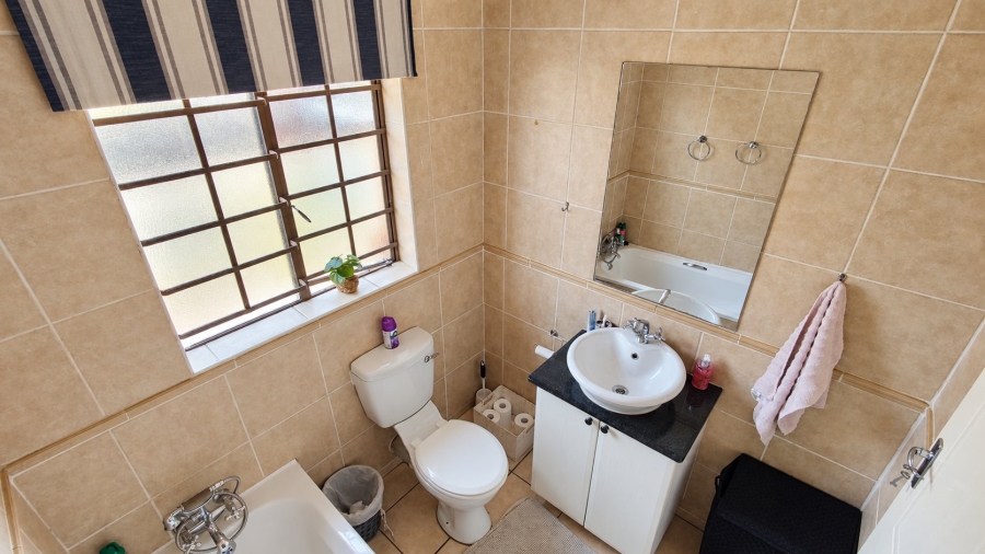 2 Bedroom Property for Sale in Rooihuiskraal North Gauteng