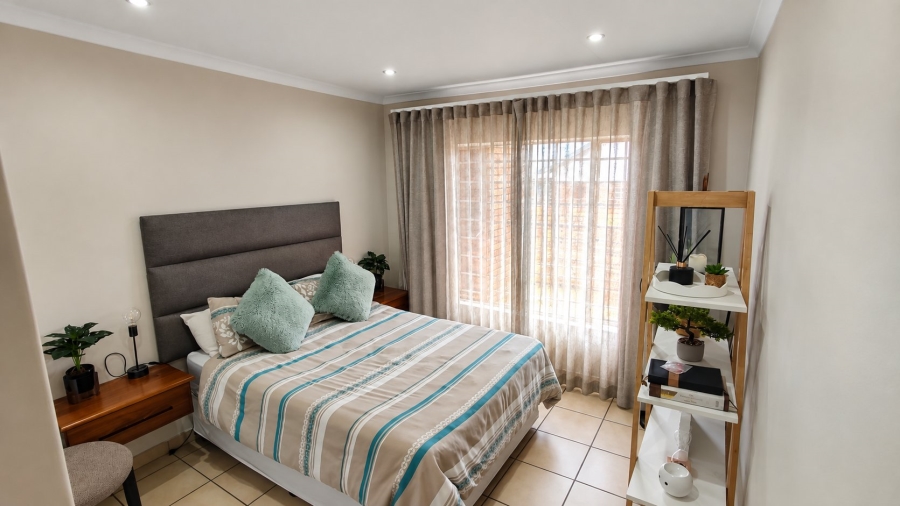 2 Bedroom Property for Sale in Rooihuiskraal North Gauteng