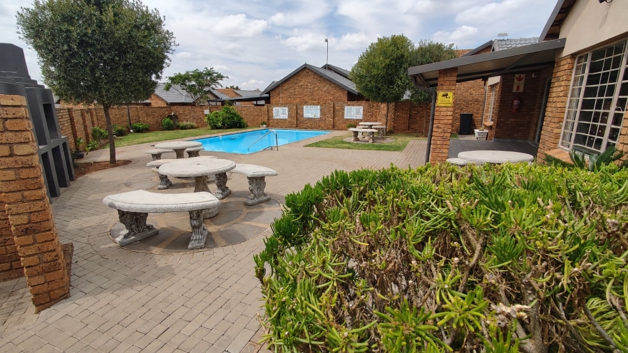 2 Bedroom Property for Sale in Rooihuiskraal North Gauteng