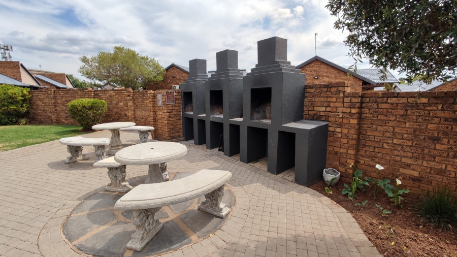 2 Bedroom Property for Sale in Rooihuiskraal North Gauteng