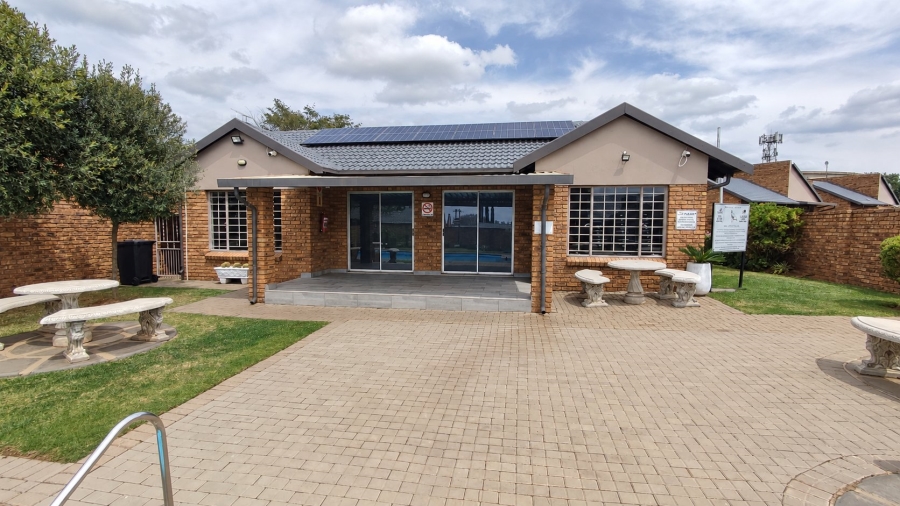 2 Bedroom Property for Sale in Rooihuiskraal North Gauteng
