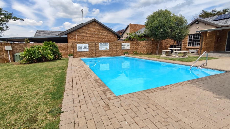 2 Bedroom Property for Sale in Rooihuiskraal North Gauteng