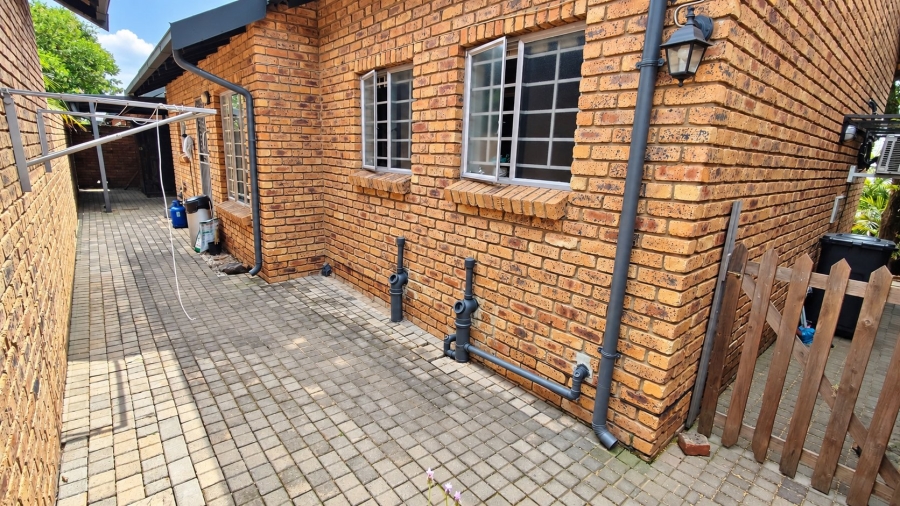 2 Bedroom Property for Sale in Rooihuiskraal North Gauteng