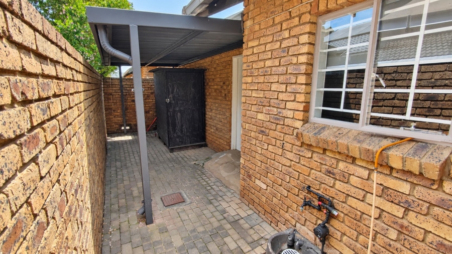 2 Bedroom Property for Sale in Rooihuiskraal North Gauteng
