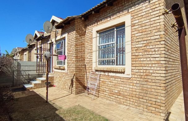 2 Bedroom Property for Sale in Olievenhoutbosch Gauteng