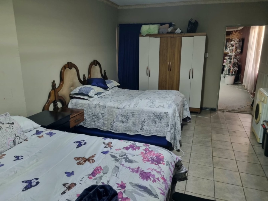 4 Bedroom Property for Sale in Vaaloewer Gauteng