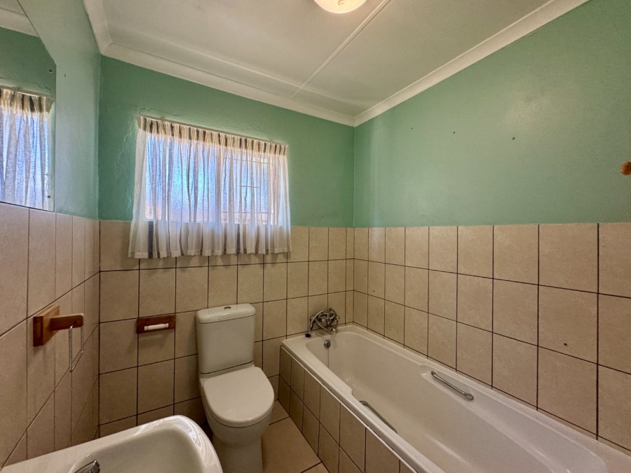 6 Bedroom Property for Sale in Lyttelton Manor Gauteng