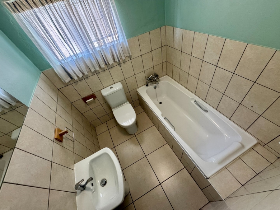6 Bedroom Property for Sale in Lyttelton Manor Gauteng