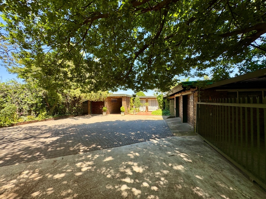 6 Bedroom Property for Sale in Lyttelton Manor Gauteng