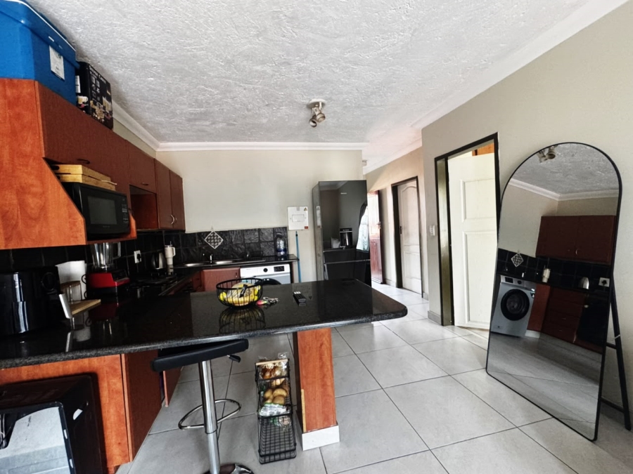 2 Bedroom Property for Sale in Erand Gardens Gauteng