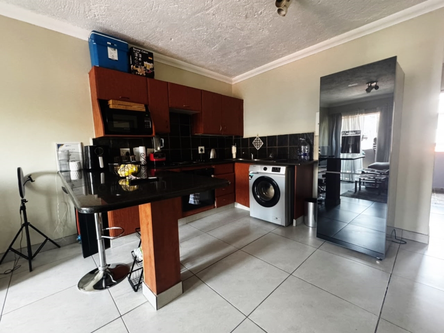 2 Bedroom Property for Sale in Erand Gardens Gauteng