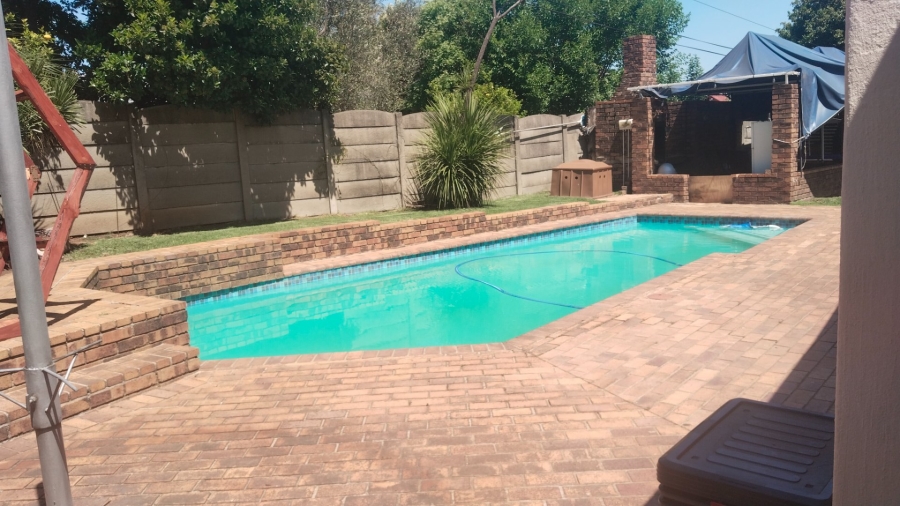 2 Bedroom Property for Sale in Brackendowns Gauteng