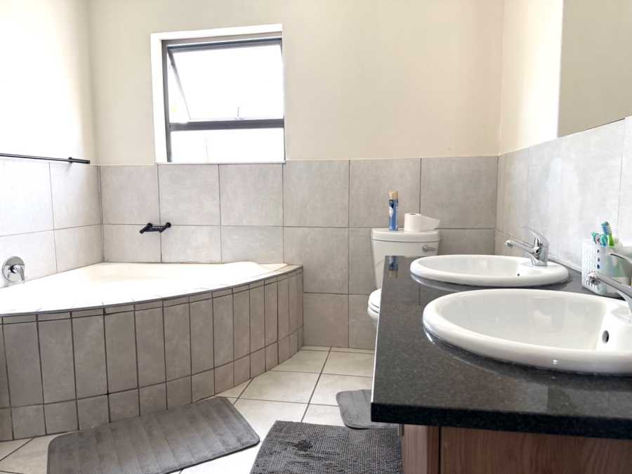 3 Bedroom Property for Sale in Vorna Valley Gauteng