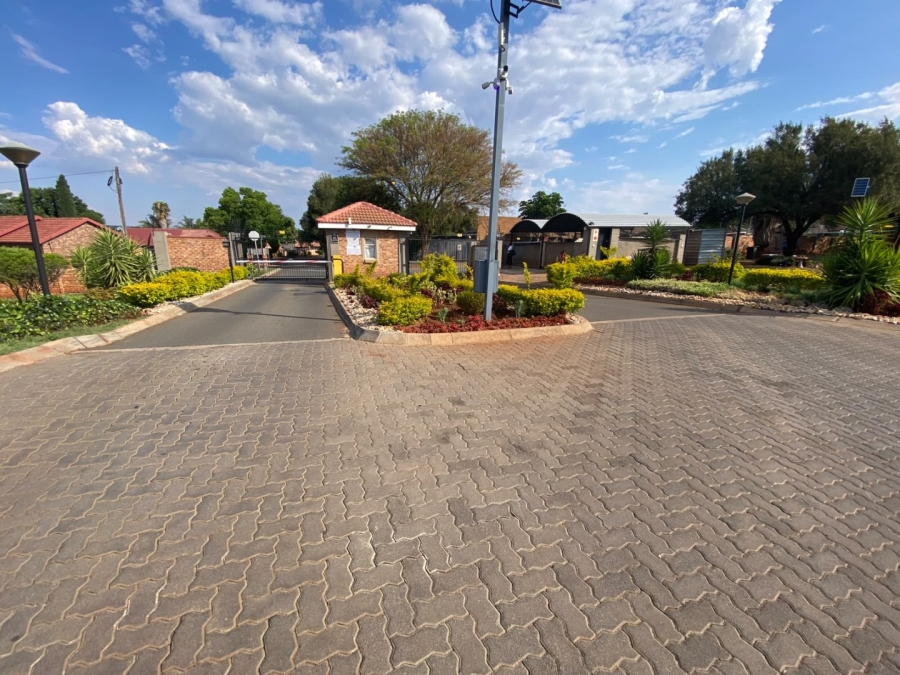 2 Bedroom Property for Sale in Heuweloord Gauteng