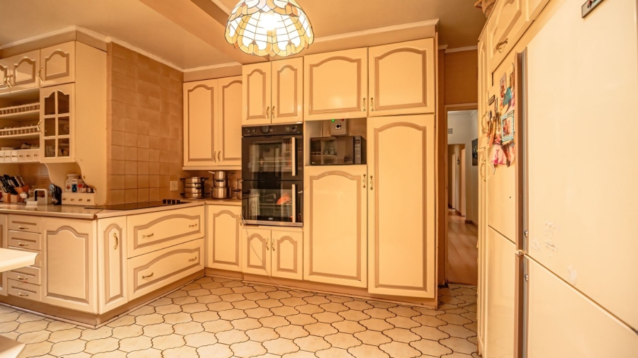 4 Bedroom Property for Sale in Mondeor Gauteng