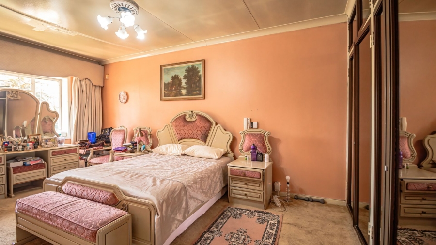 4 Bedroom Property for Sale in Mondeor Gauteng