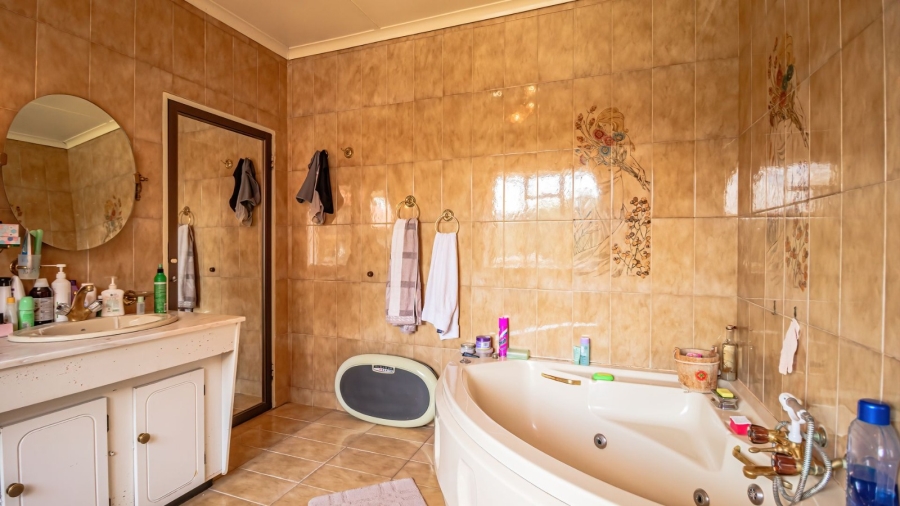 4 Bedroom Property for Sale in Mondeor Gauteng