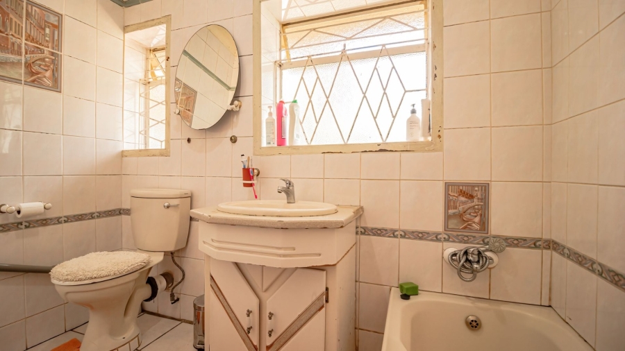 4 Bedroom Property for Sale in Mondeor Gauteng
