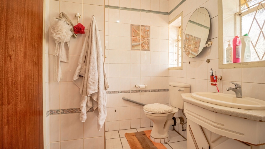 4 Bedroom Property for Sale in Mondeor Gauteng