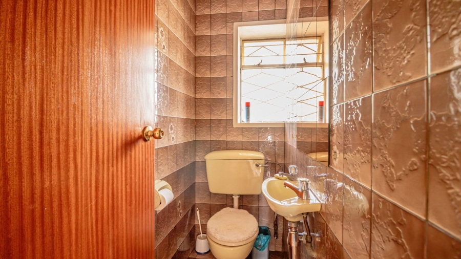 4 Bedroom Property for Sale in Mondeor Gauteng