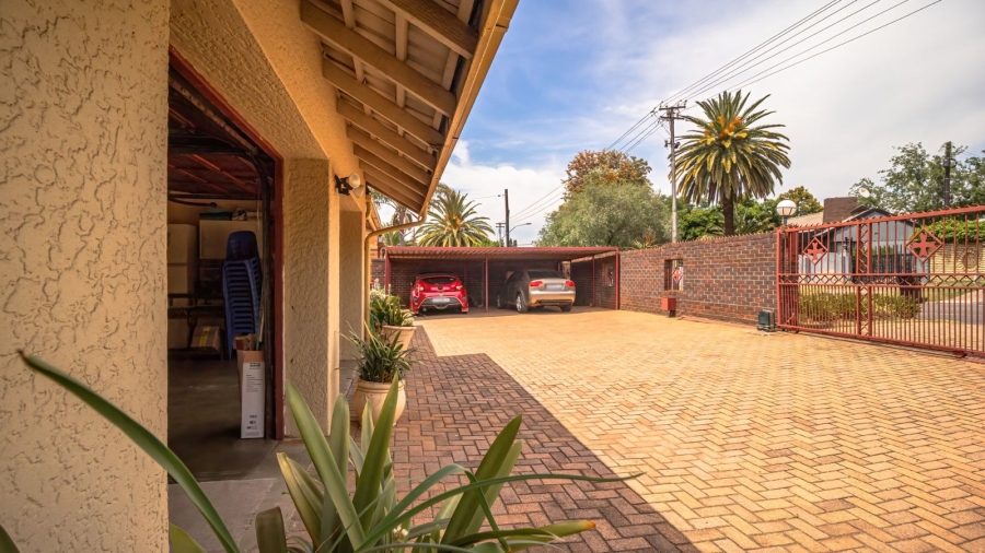 4 Bedroom Property for Sale in Mondeor Gauteng