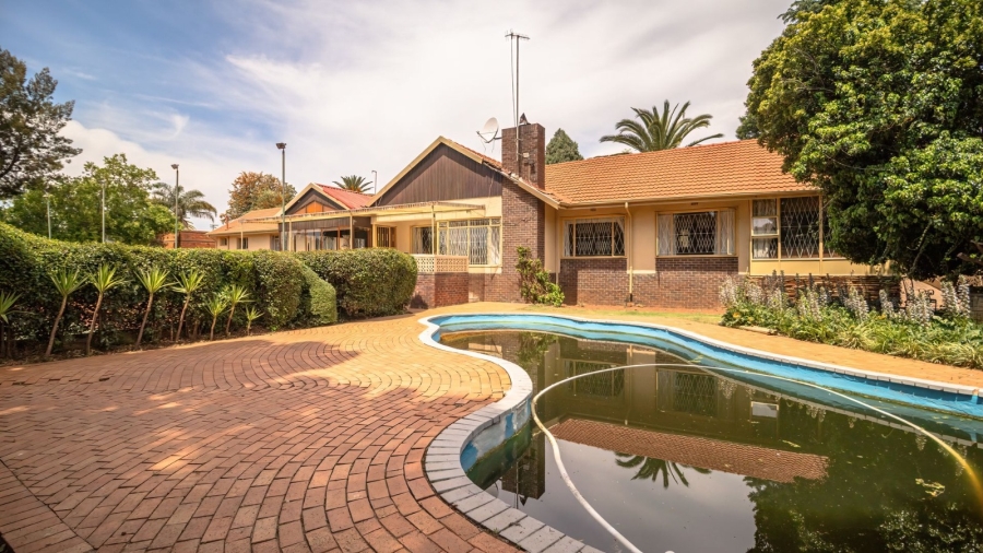4 Bedroom Property for Sale in Mondeor Gauteng