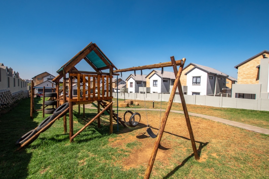 To Let 3 Bedroom Property for Rent in Broadacres Gauteng