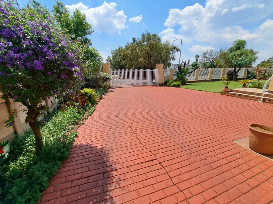 5 Bedroom Property for Sale in Visagie Park Gauteng