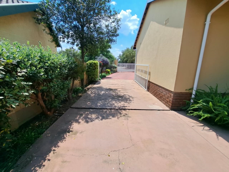 5 Bedroom Property for Sale in Visagie Park Gauteng