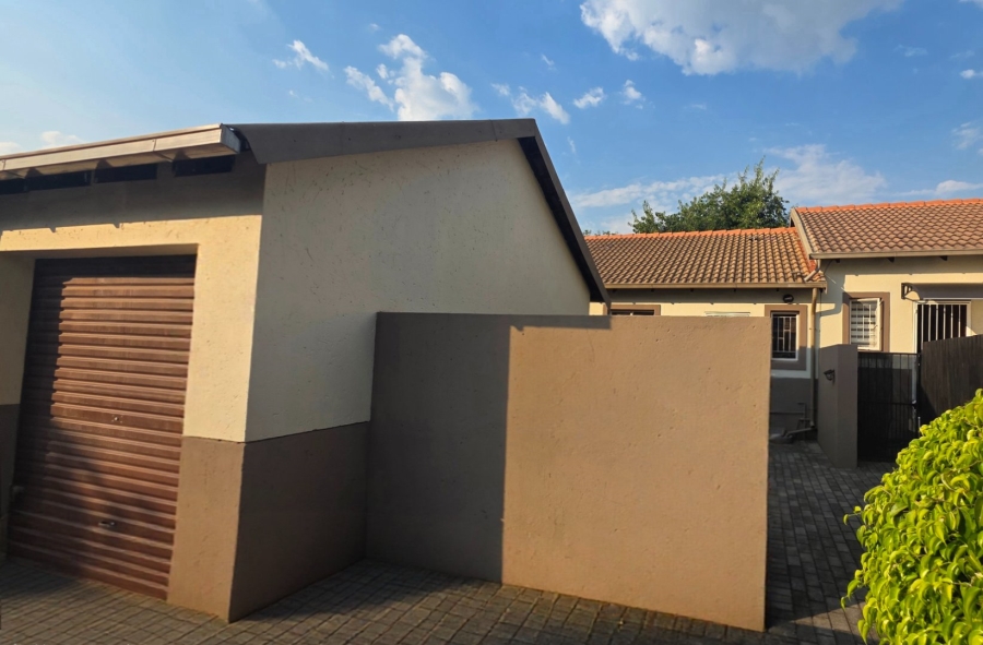 To Let 2 Bedroom Property for Rent in Thatchview Gauteng